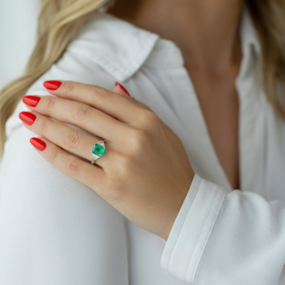 Diamond ring with Emerald Rainforest Tresure