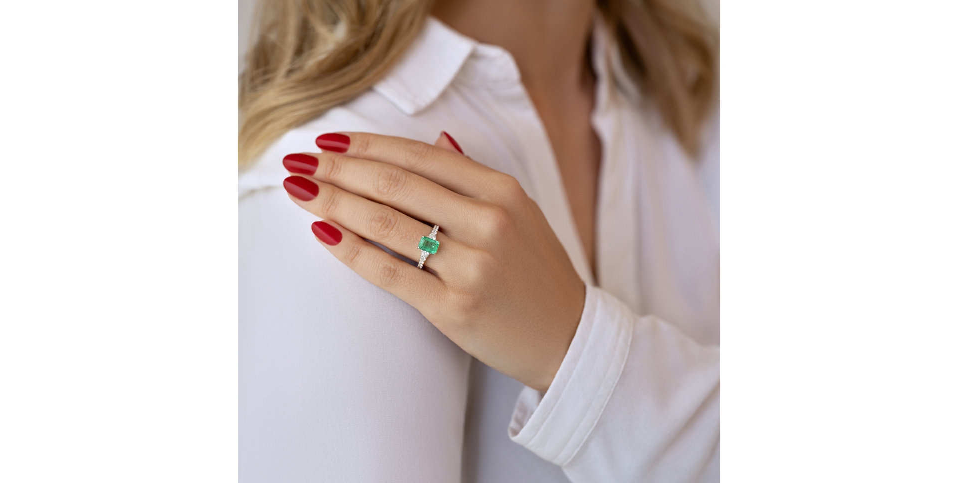 Diamond ring with Emerald Majestic Imagination