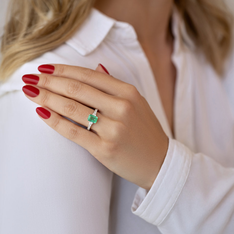 Diamond ring with Emerald Majestic Imagination