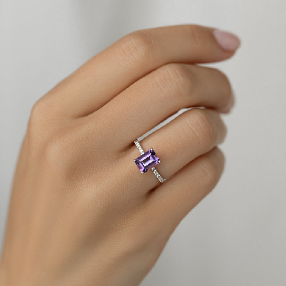 Diamond ring with Rhodolite Mireth