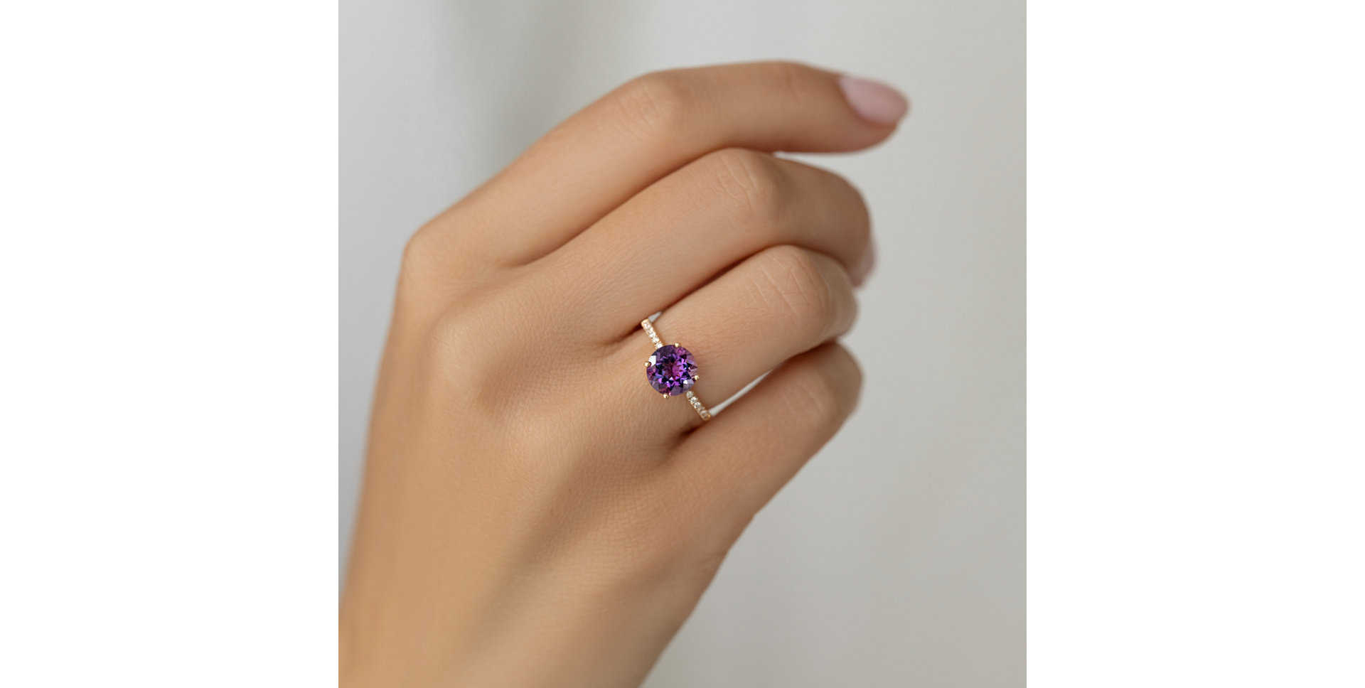 Diamond ring with Rhodolite Zorabelle