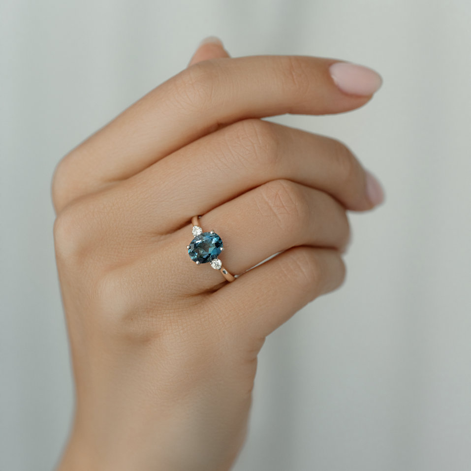 Diamond ring with Topaz Asuan