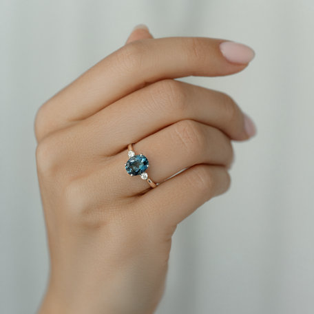 Diamond ring with Topaz Asuan