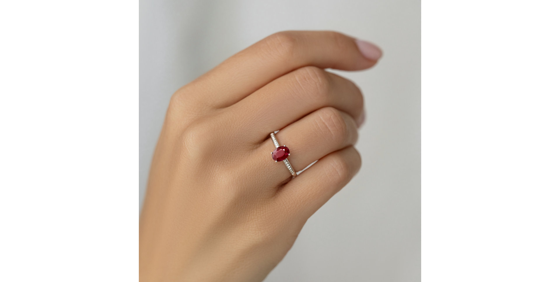 Diamond ring with Rhodolite Lauriene