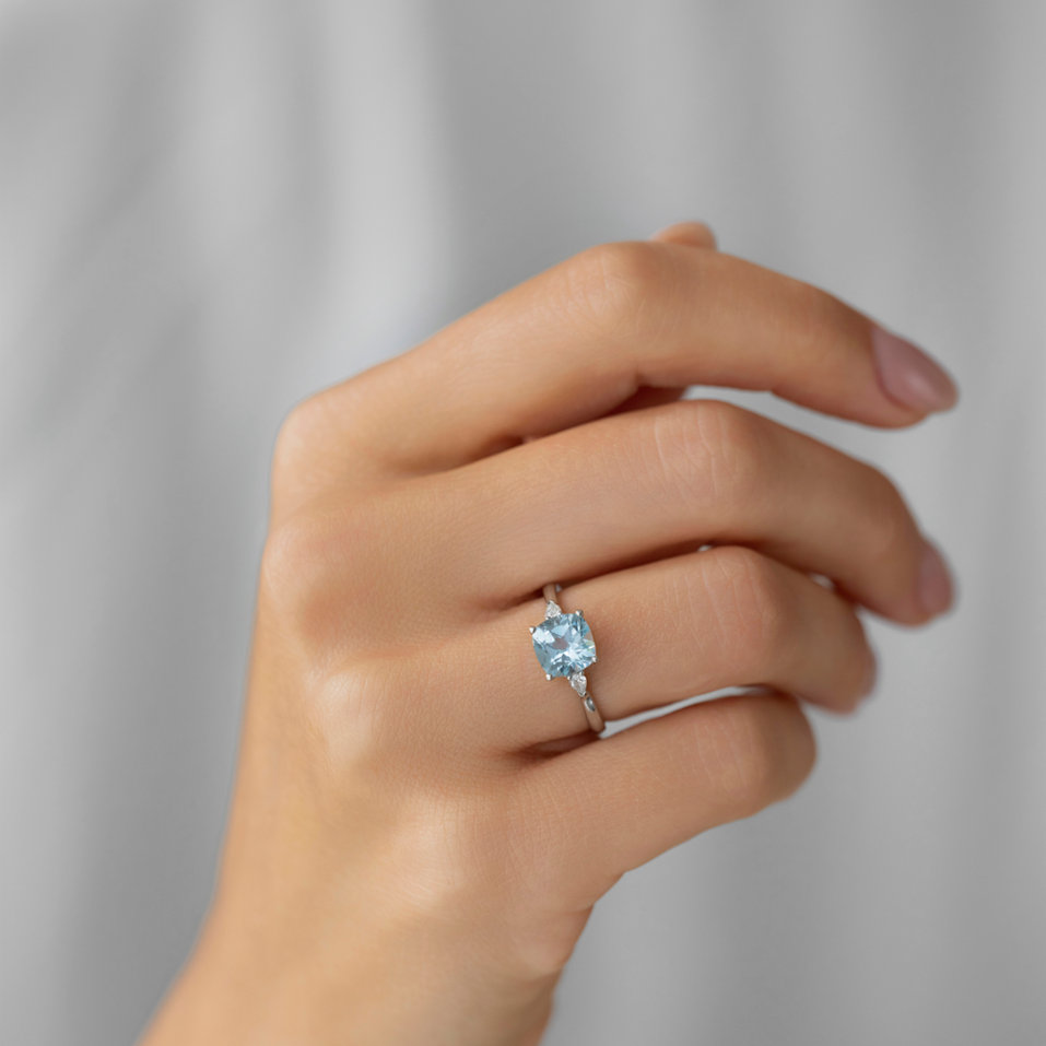 Diamond ring with Topaz Mirabel