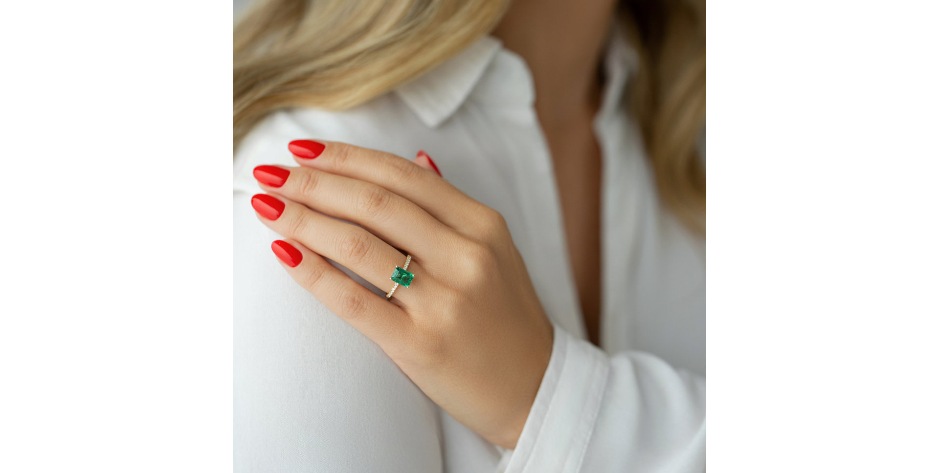 Diamond ring with Emerald Carlotta