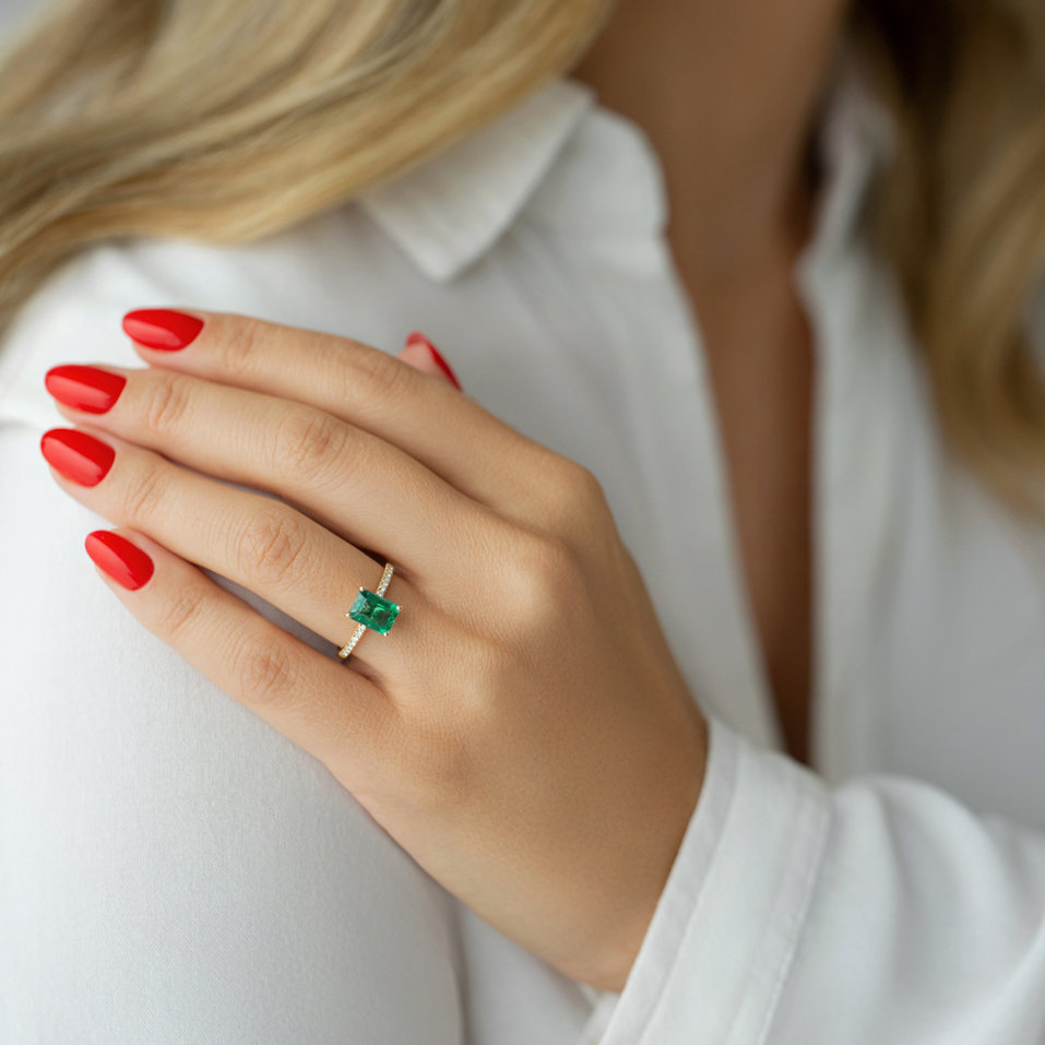 Diamond ring with Emerald Carlotta