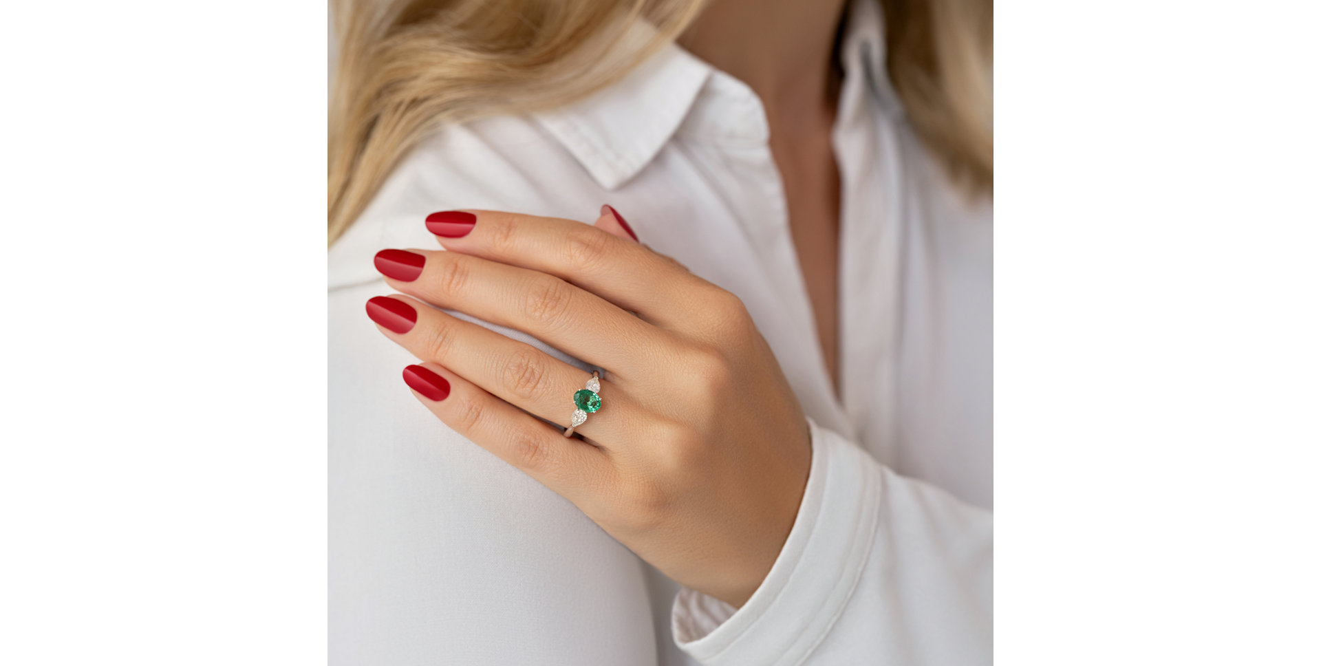 Diamond ring with Emerald Fiona