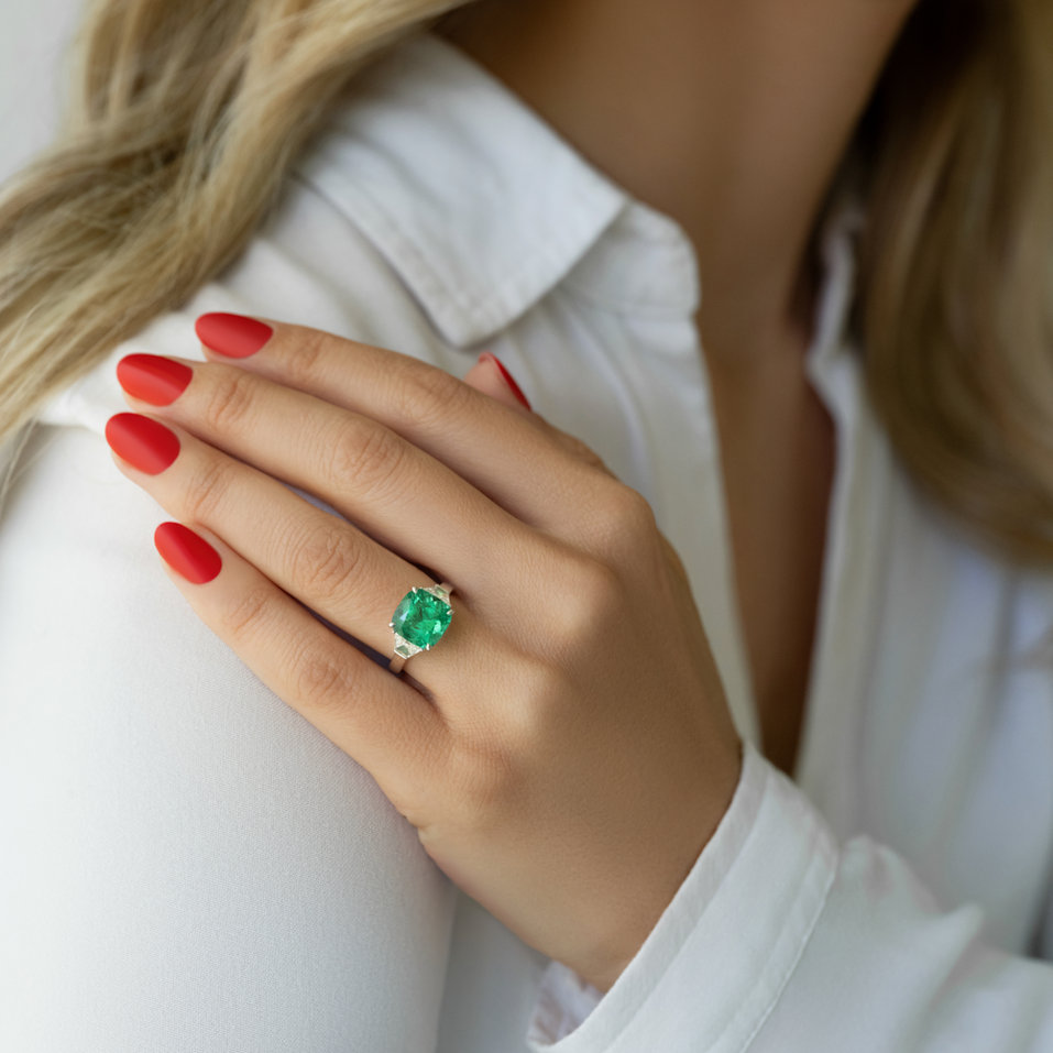 Diamond ring with Emerald Lady Emerald
