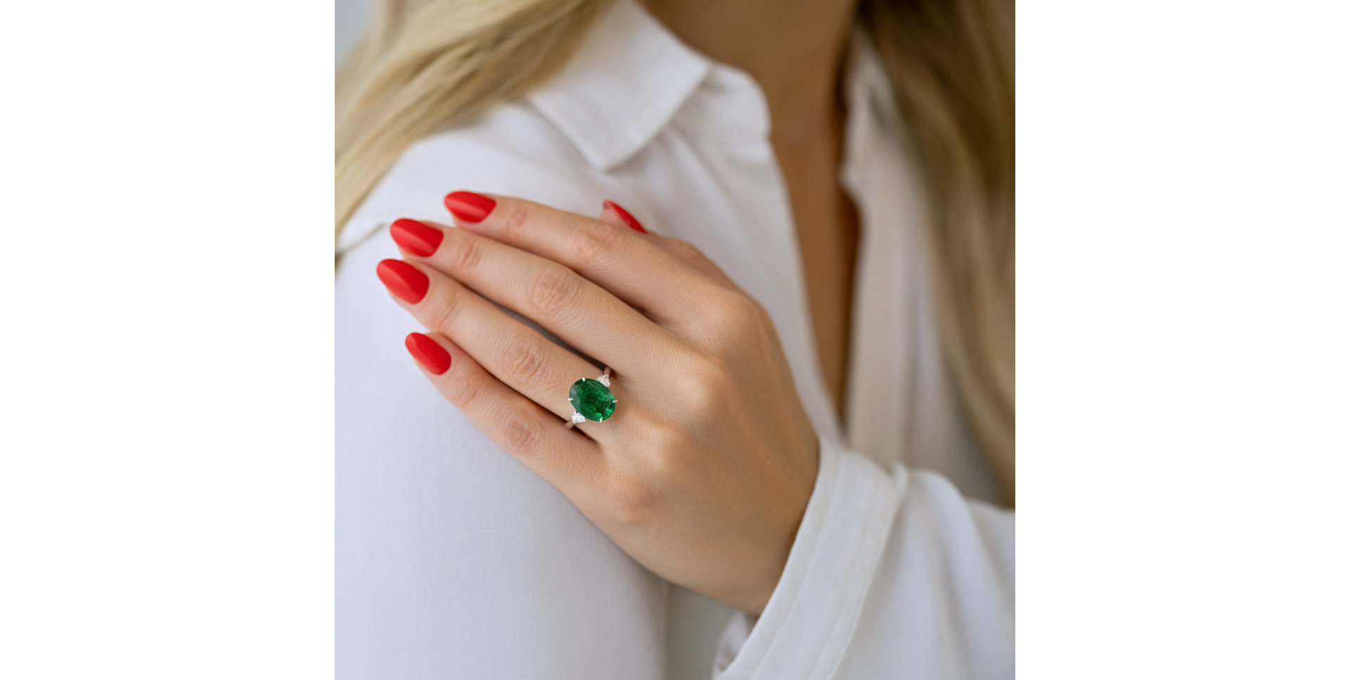 Diamond ring with Emerald Elen