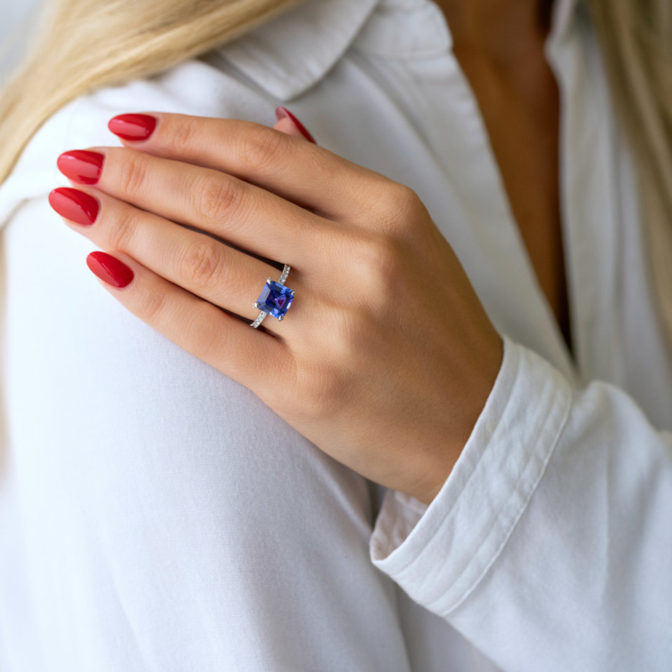 Diamond ring with Tanzanite Elfredian