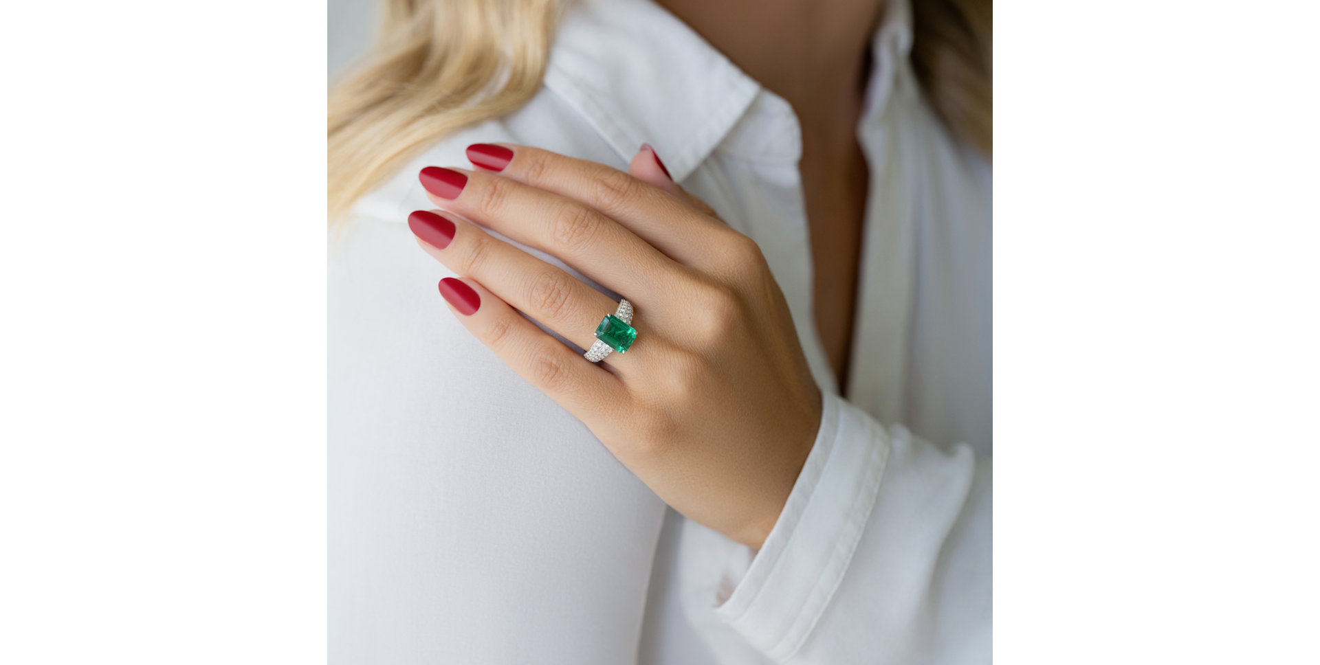 Diamond ring with Emerald Diamond Whisper