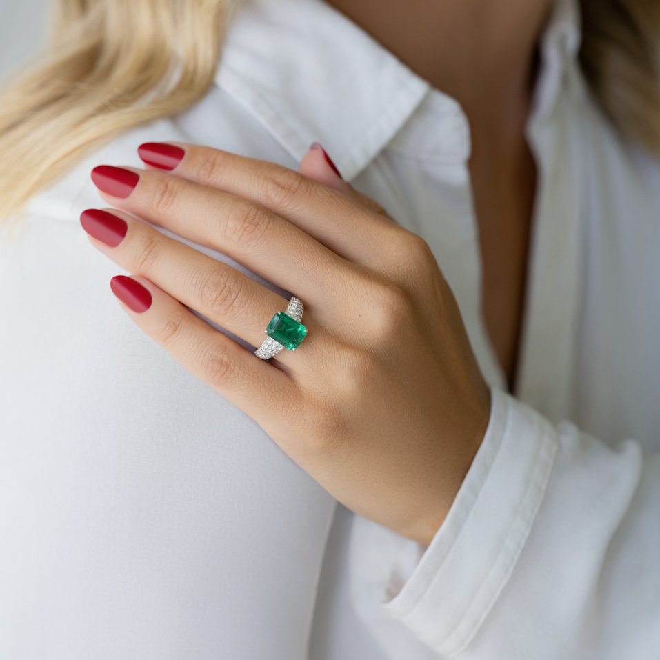 Diamond ring with Emerald Diamond Whisper