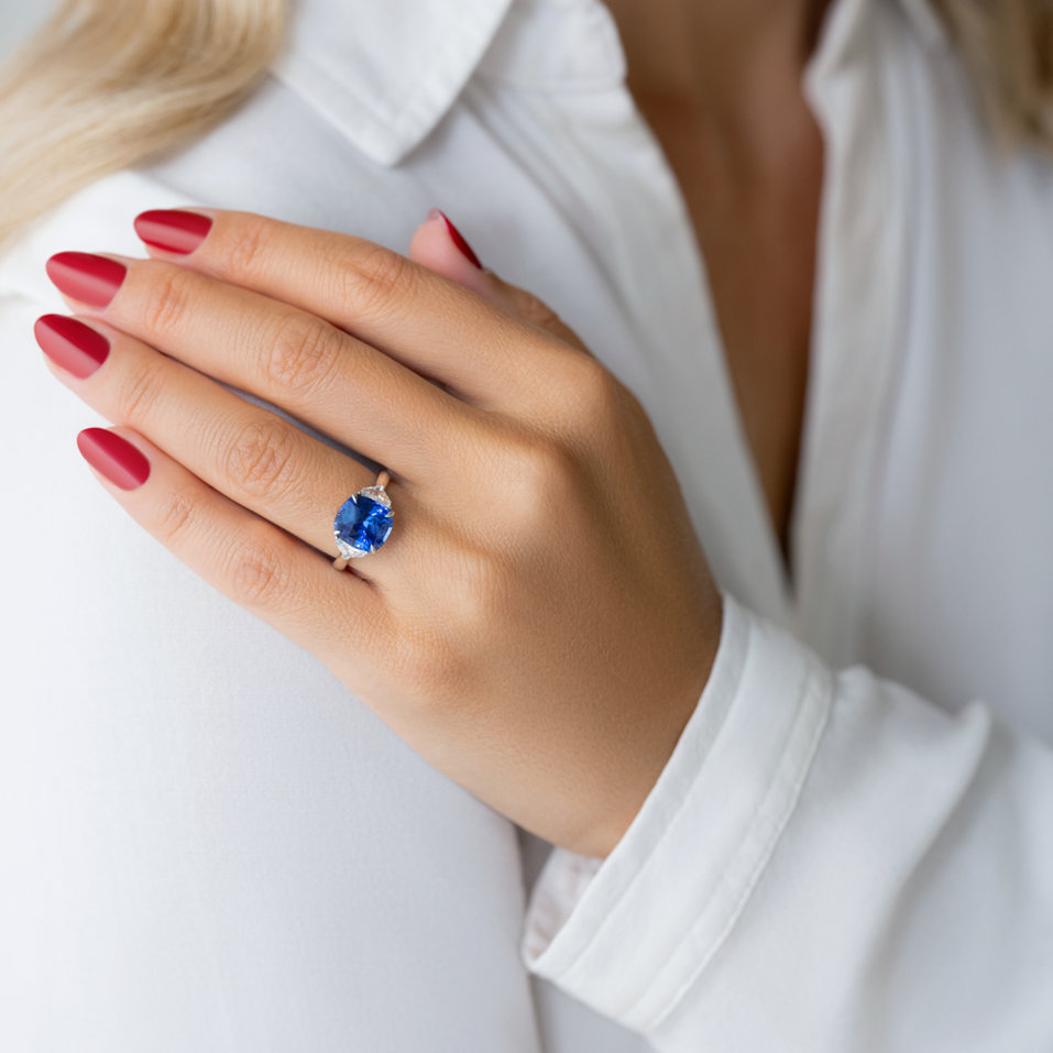 Diamond ring with Sapphire Blizzard Mistress