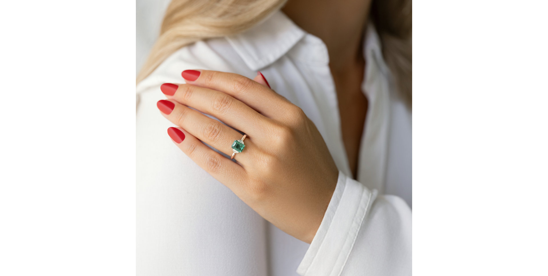 Diamond ring with Emerald Selien