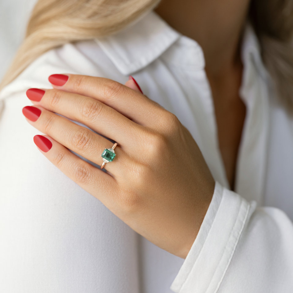 Diamond ring with Emerald Selien