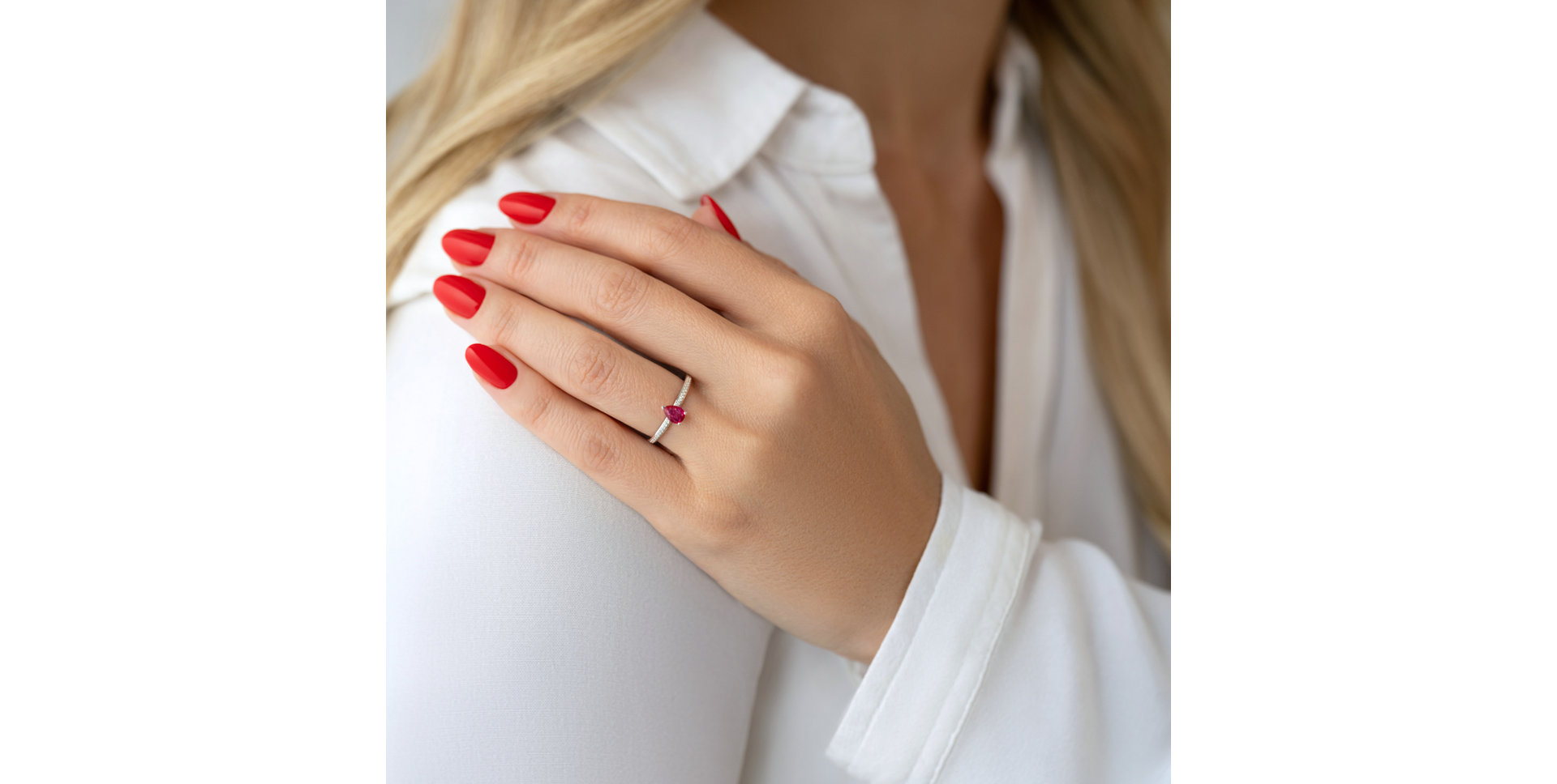 Diamond ring with Ruby Seriane