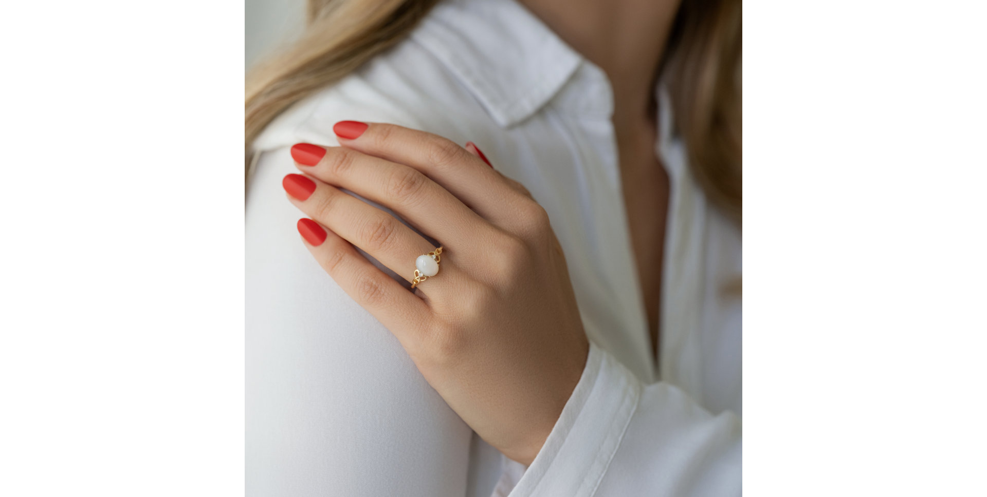 Diamond ring with Moonstone Virgin Lady
