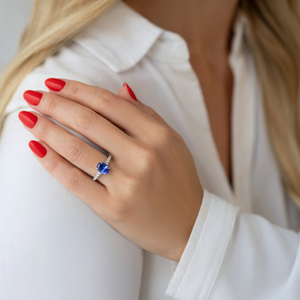 Diamond ring with Tanzanite Shimmering dazzle