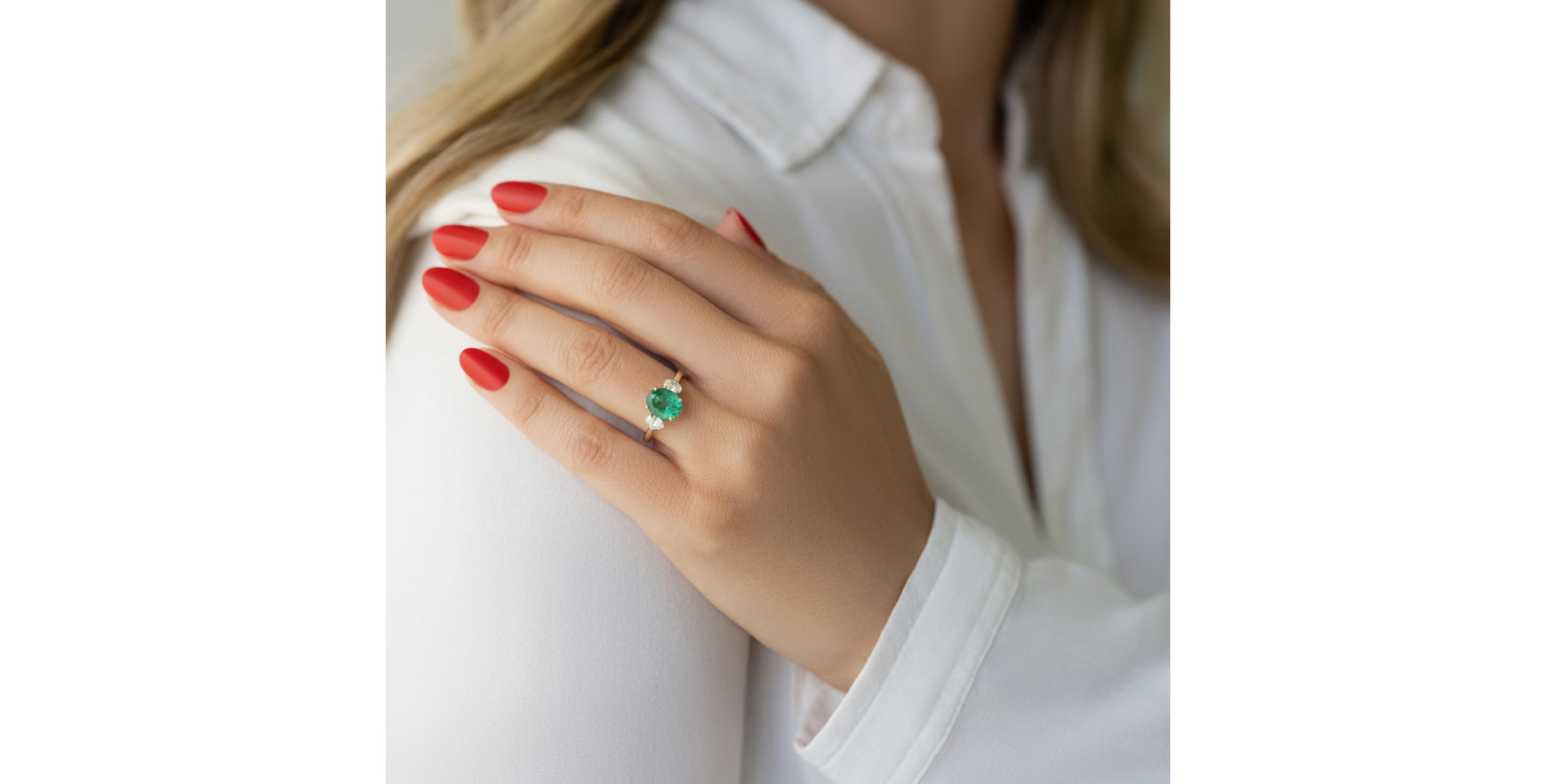 Diamond ring with Emerald The Marvelous
