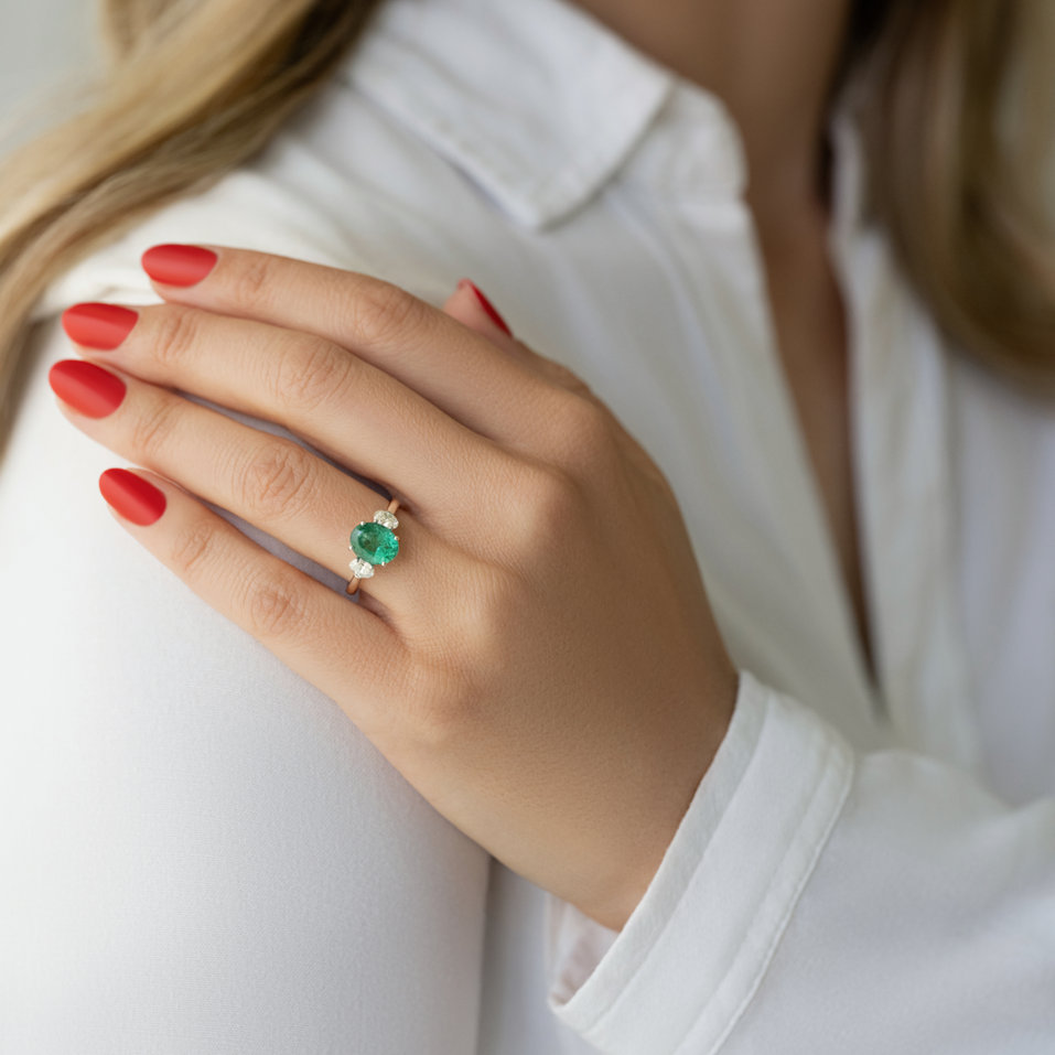 Diamond ring with Emerald The Marvelous