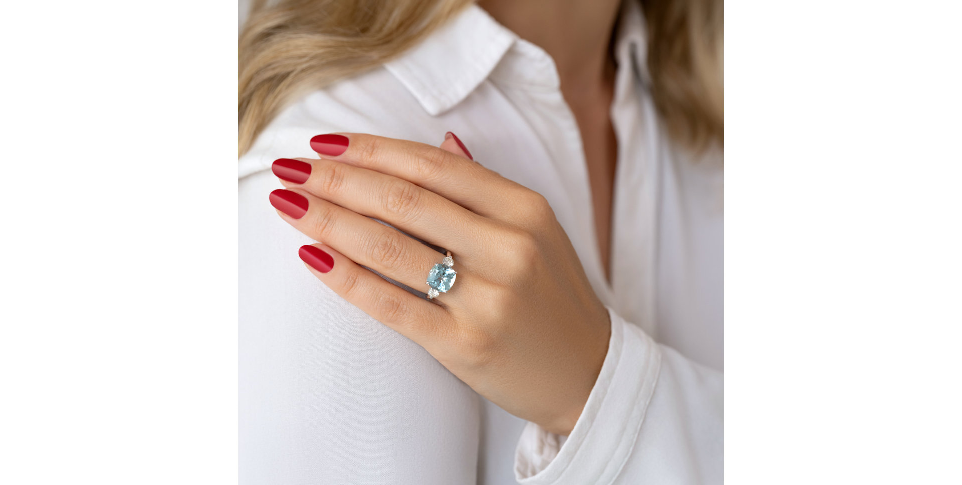 Diamond ring with Aquamarine The Duchess