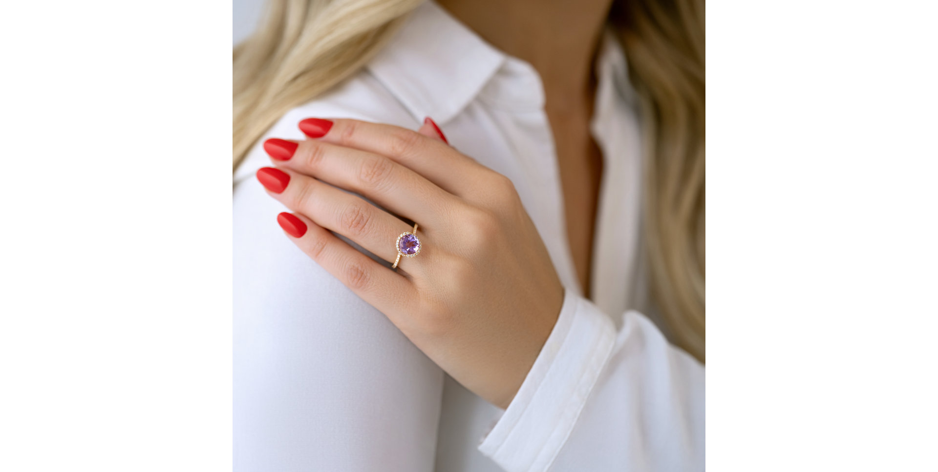 Diamond ring with Amethyst Spira Magica