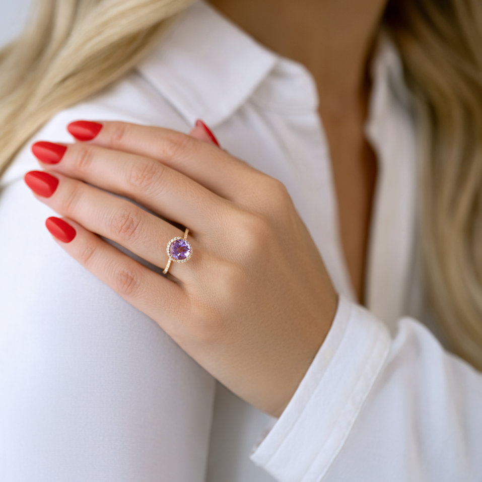 Diamond ring with Amethyst Spira Magica