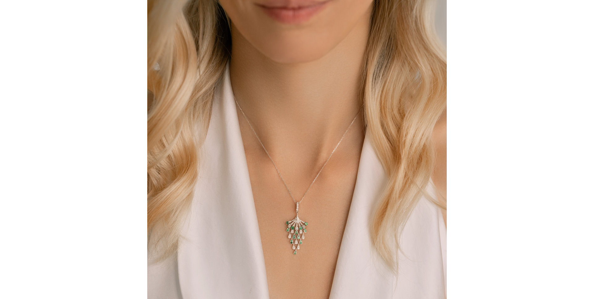 Diamond necklace with Emerald Royal Mesh