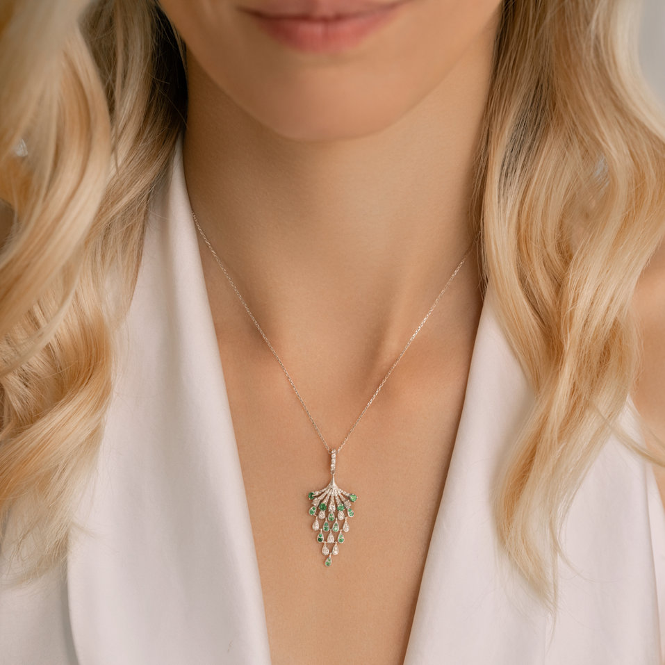 Diamond necklace with Emerald Royal Mesh