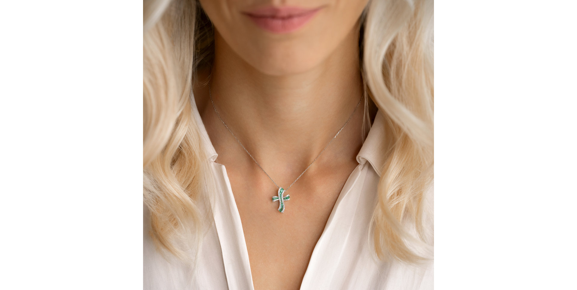 Diamond necklace with Emerald The Happy Crossroad