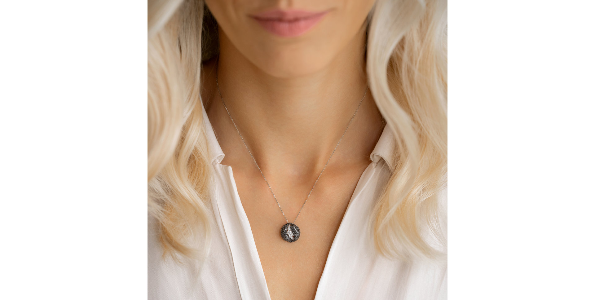 Necklace with black and white diamonds Palmer