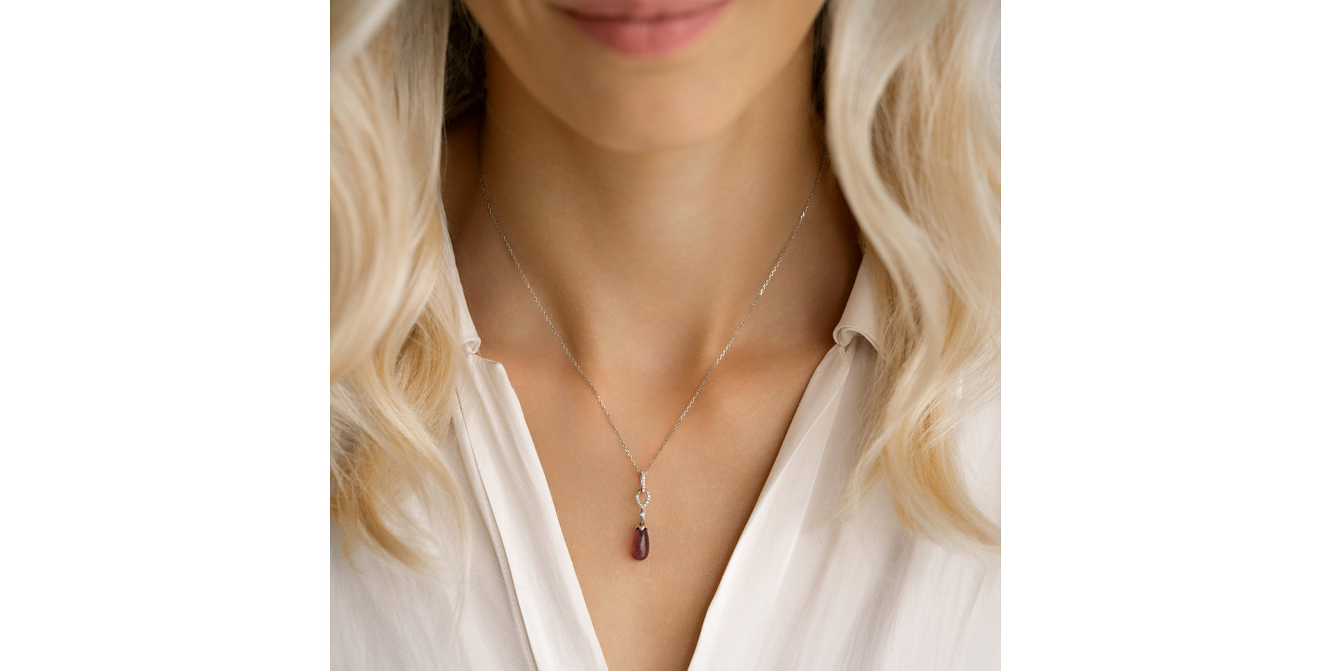 Diamond necklace with Turmalinem Drop Moment