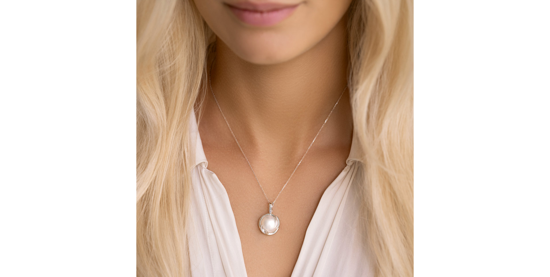 Diamond necklace with Pearl Sea Illusion