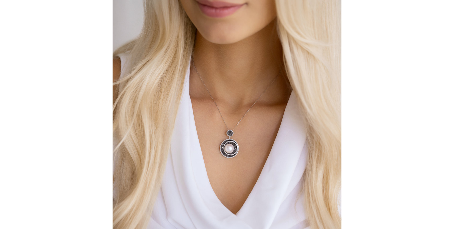 Necklace with black and white diamonds and Pearl Anapos Dream