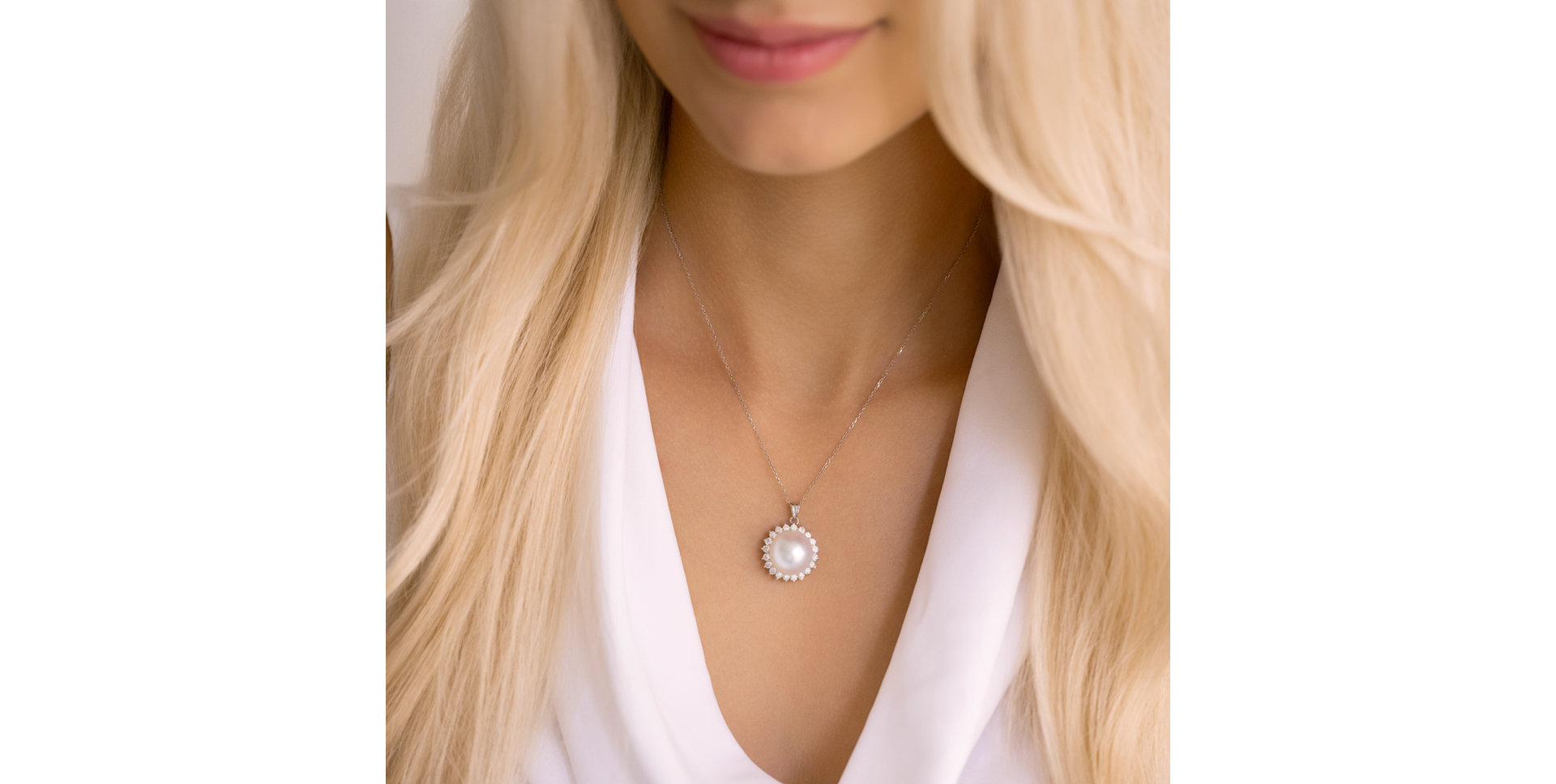 Diamond necklace with Pearl Auris