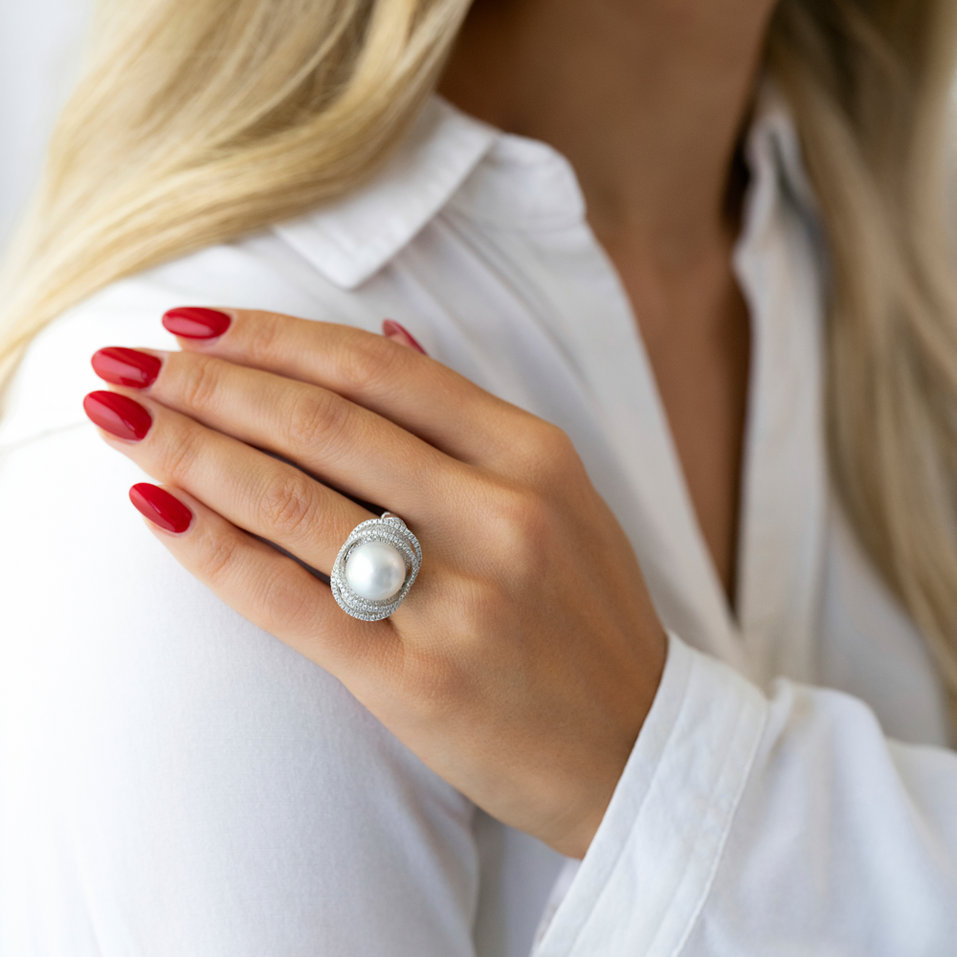 Diamond ring with Pearl Mika