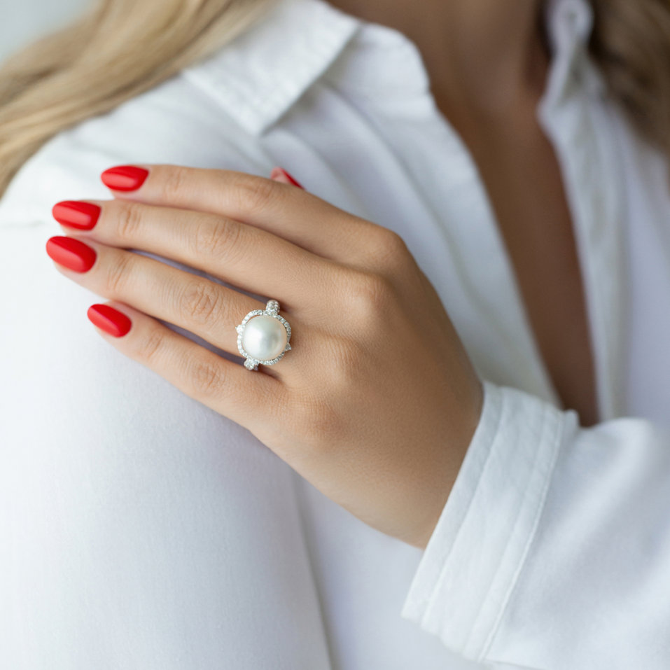 Diamond ring with Pearl Queen of Profound