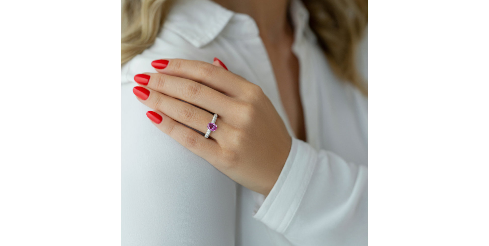 Diamond ring with Sapphire Noelle