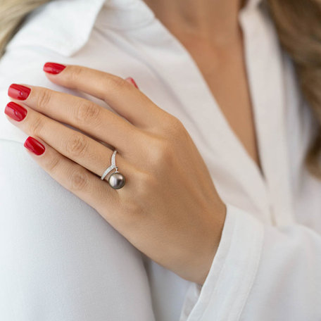 Diamond ring with Pearl Kotys