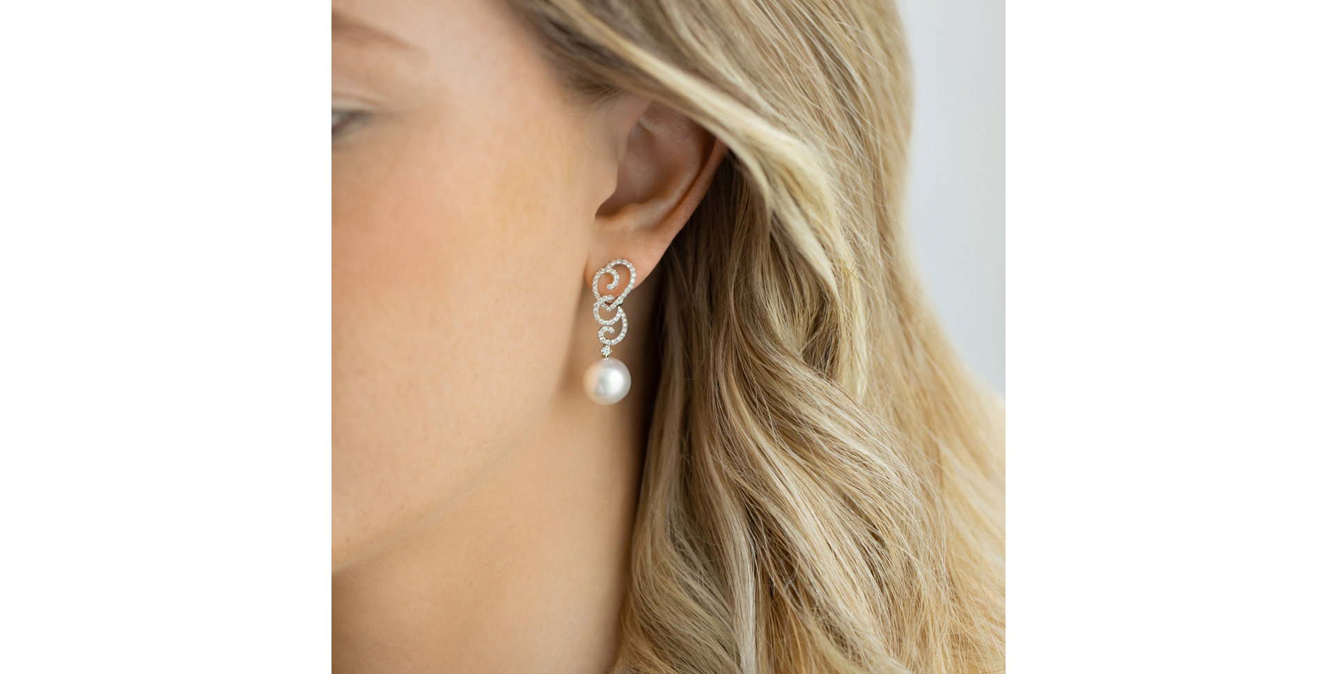 Diamond earrings with Pearl Neptunian Magic