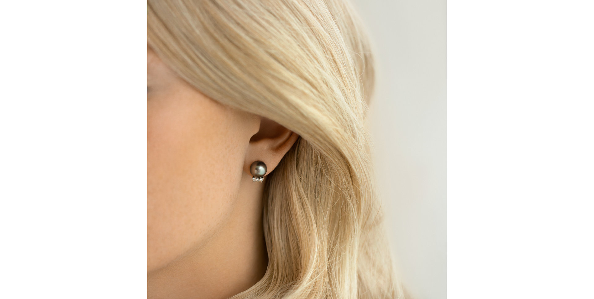 Diamond earrings with Pearl Sea Limbo