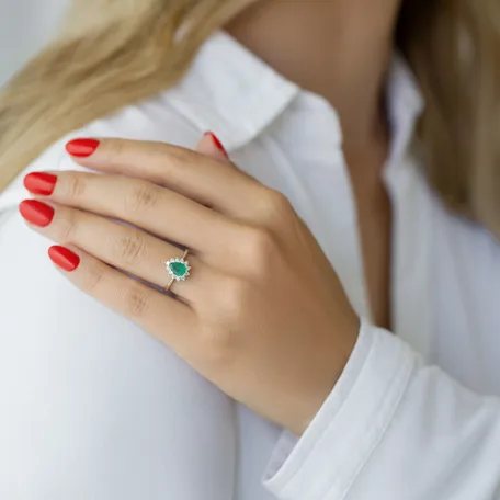 Diamond ring with Emerald Selena