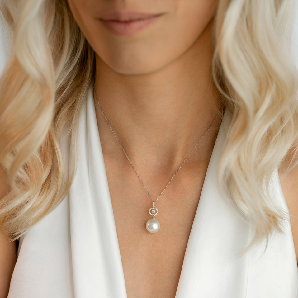 Diamond pendant with Pearl Agneia