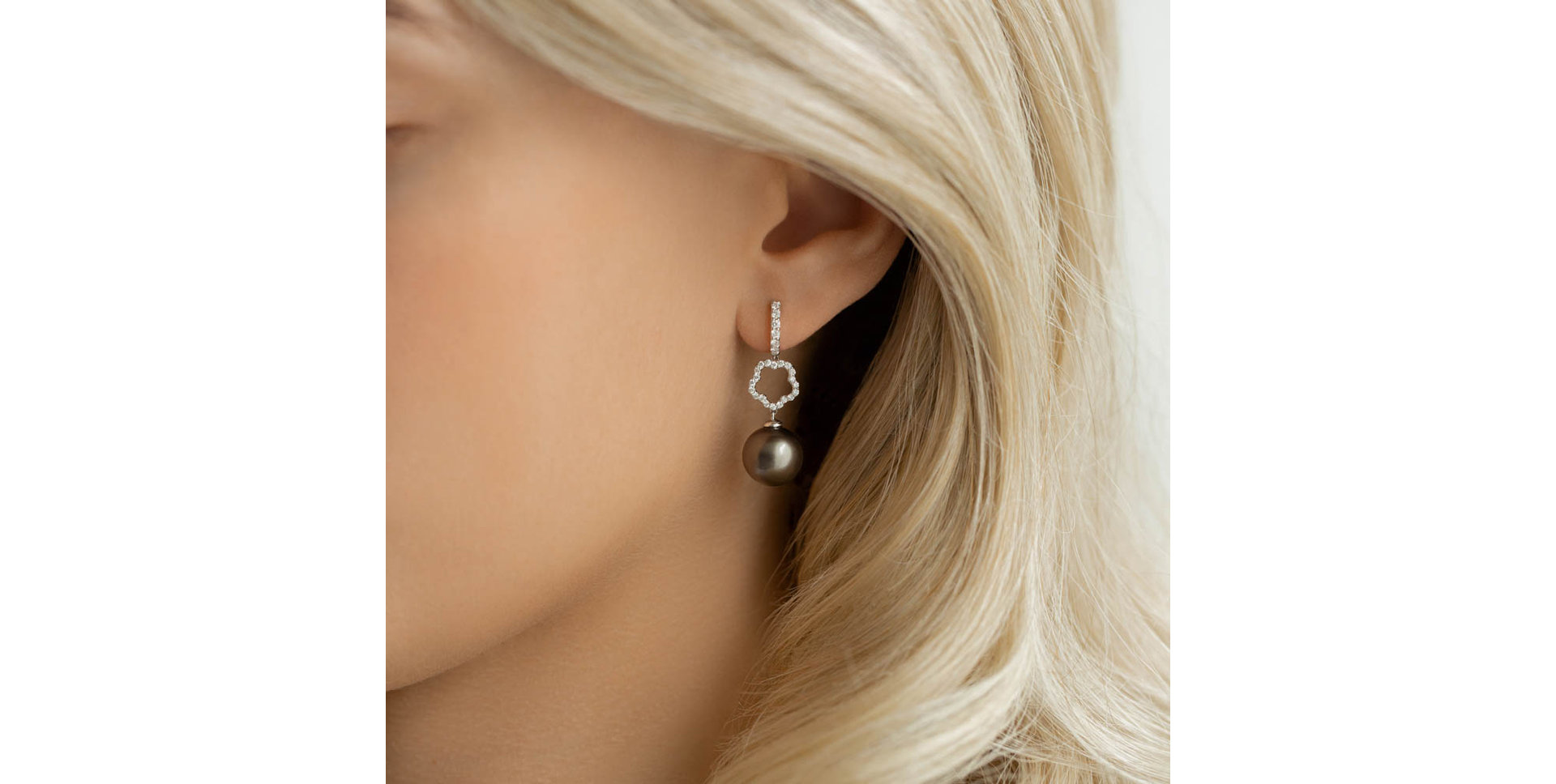 Diamond earrings with Pearl Daevas