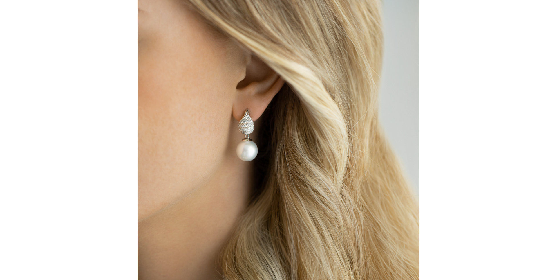 Diamond earrings with Pearl Gabby