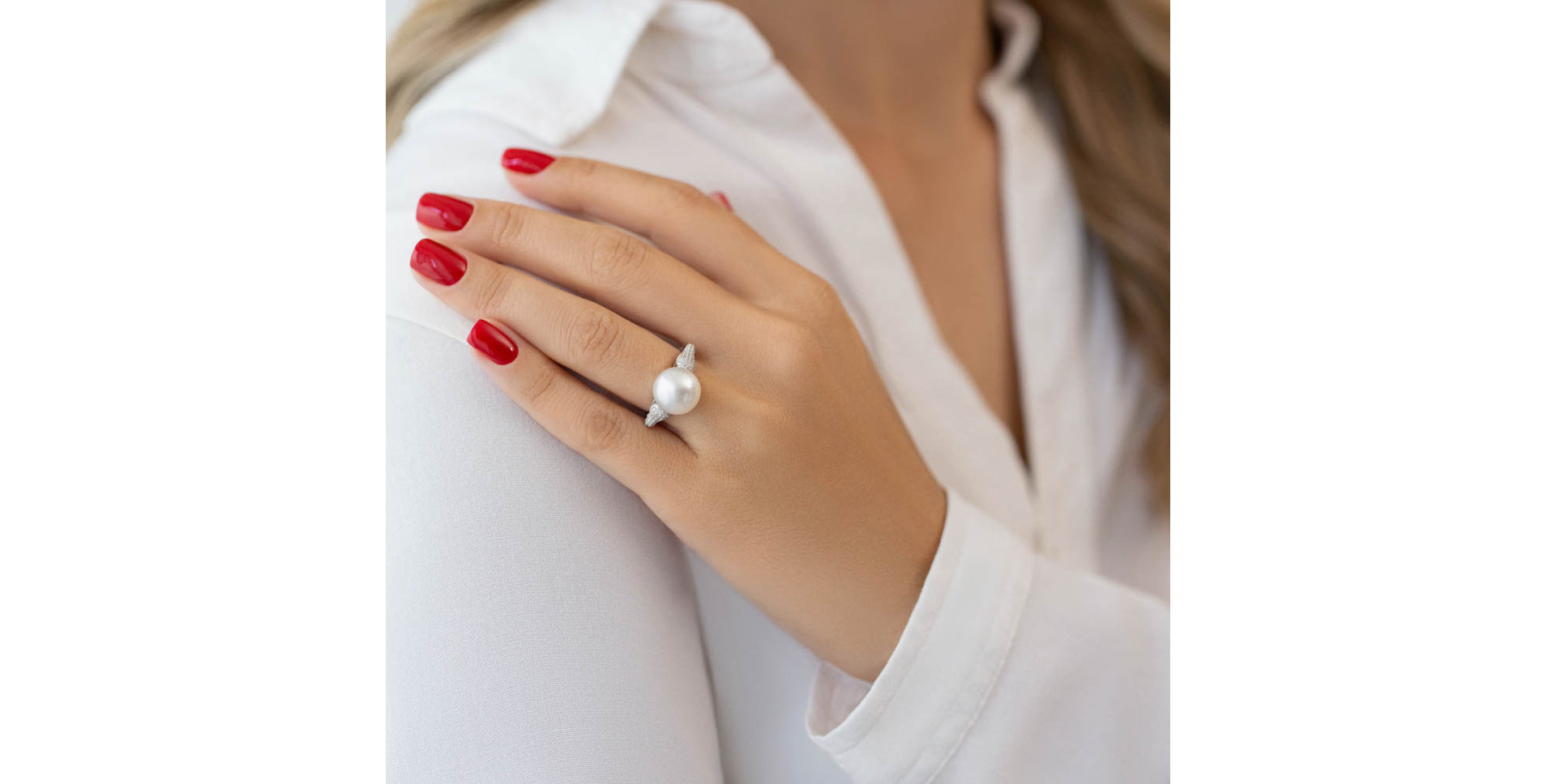 Diamond ring with Pearl Edge of Sea