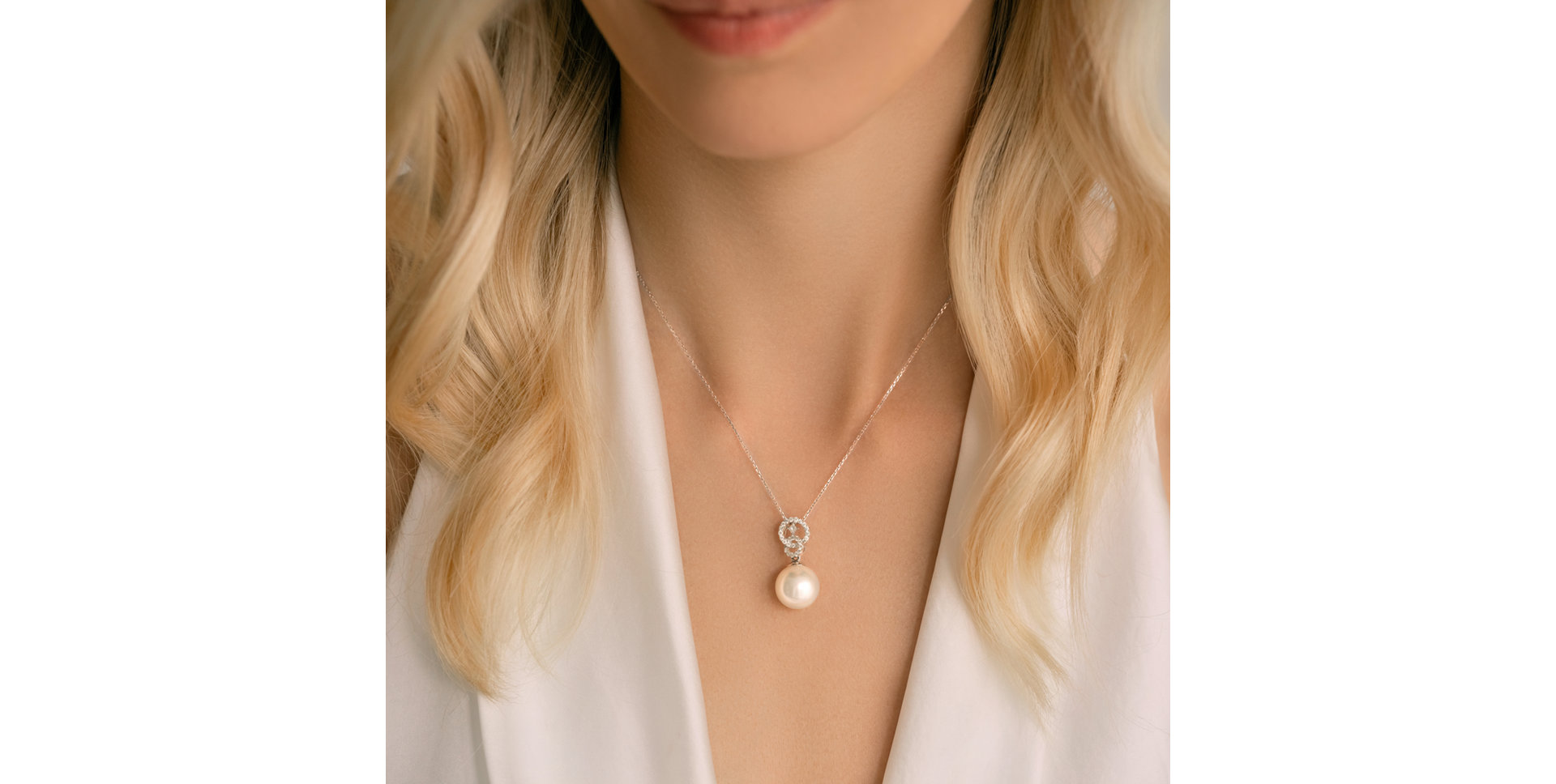 Diamond pendant with Pearl Space Pearl