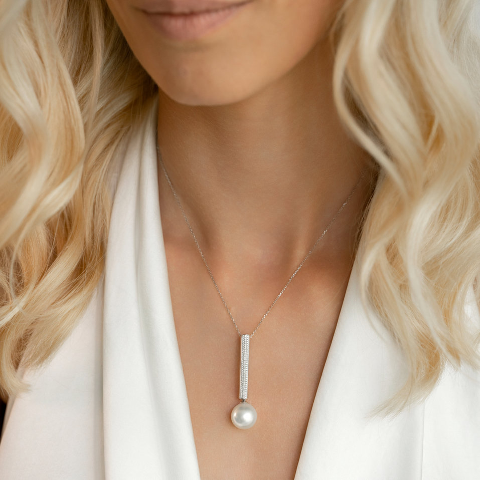 Diamond pendant with Pearl Sarabande