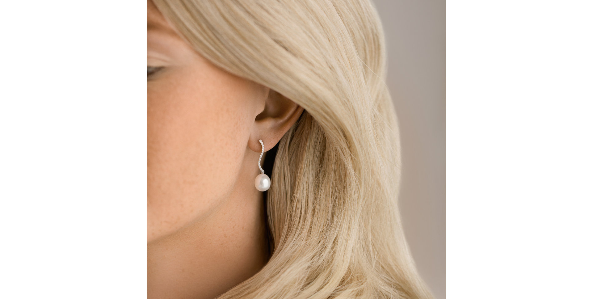 Diamond earrings with Pearl See Sea